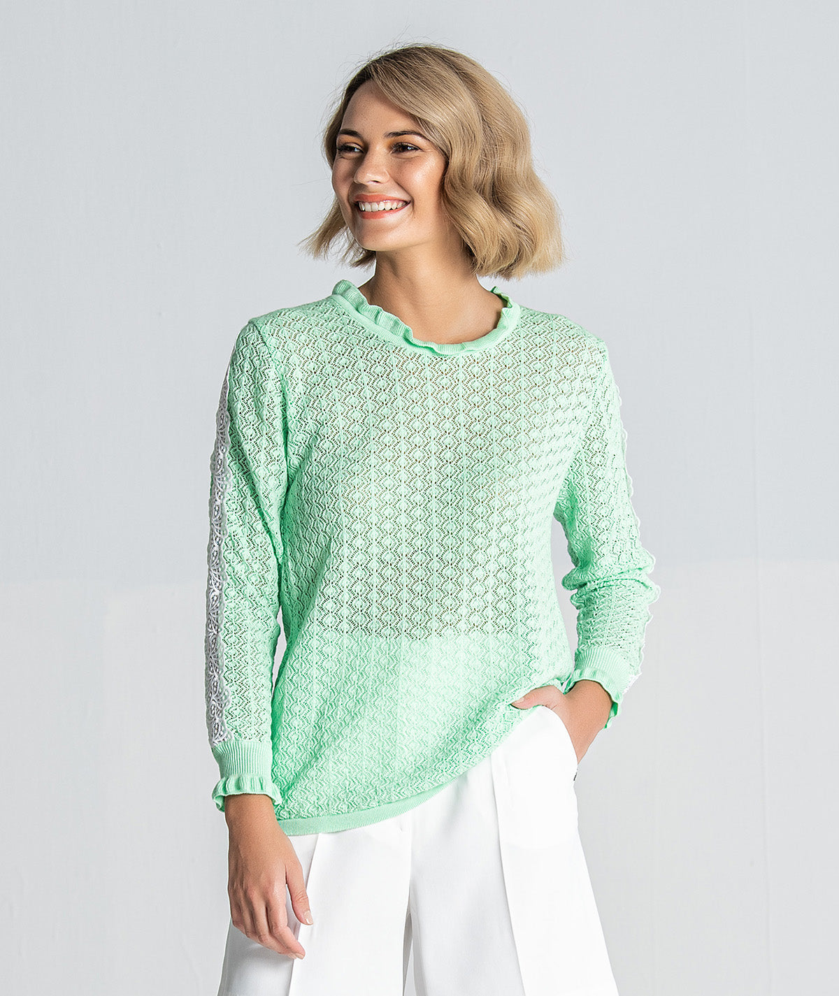 Camisola com aplicação de renda nas
mangas 1910