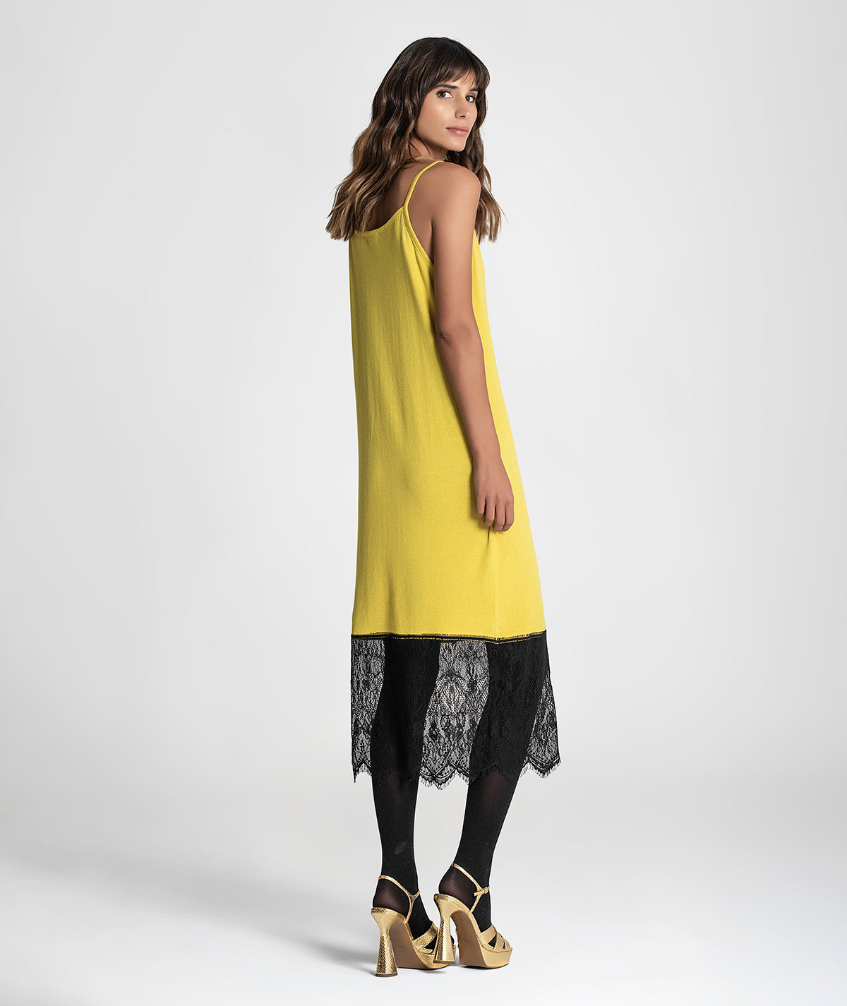 Vestido básico com renda no fundo 3106
