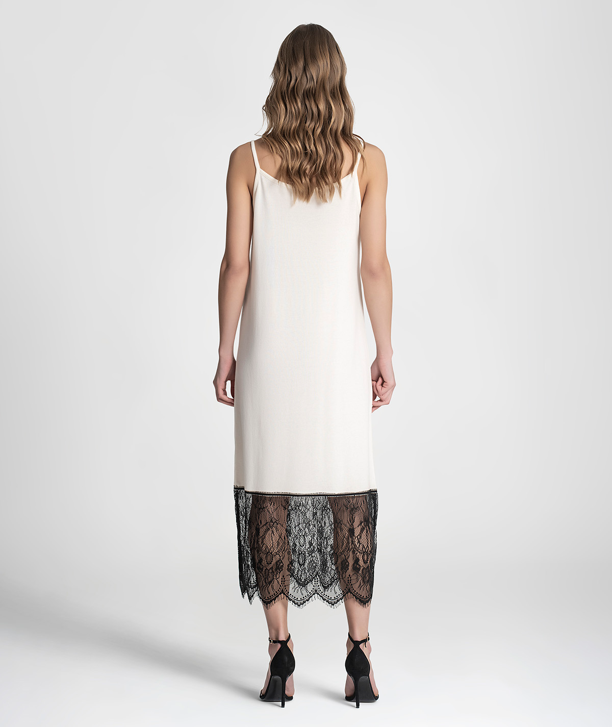 Vestido básico com renda no fundo 3106