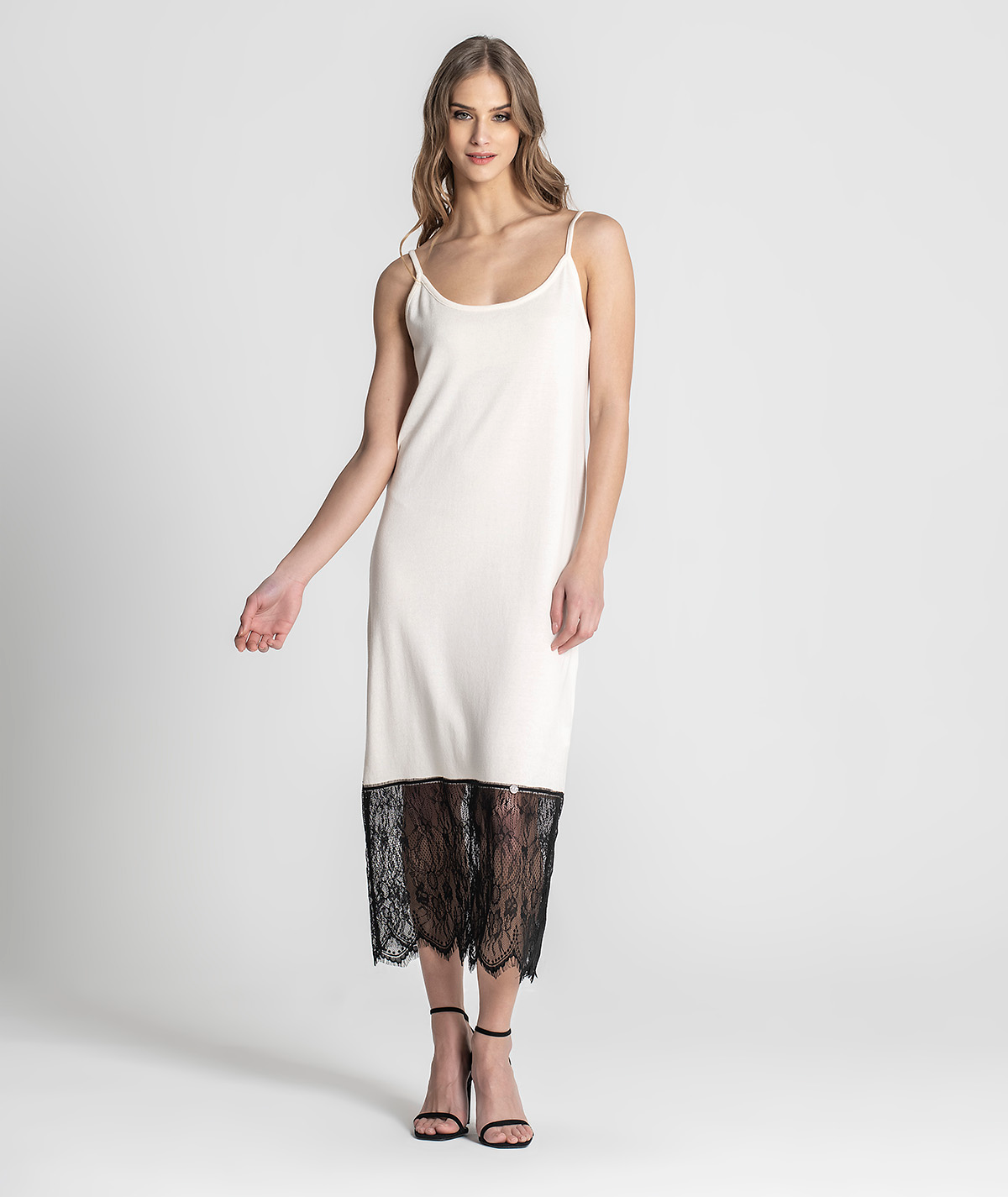 Vestido básico com renda no fundo 3106
