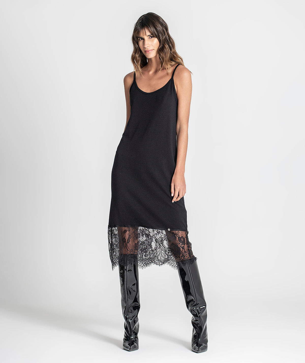 Vestido básico com renda no fundo 3106