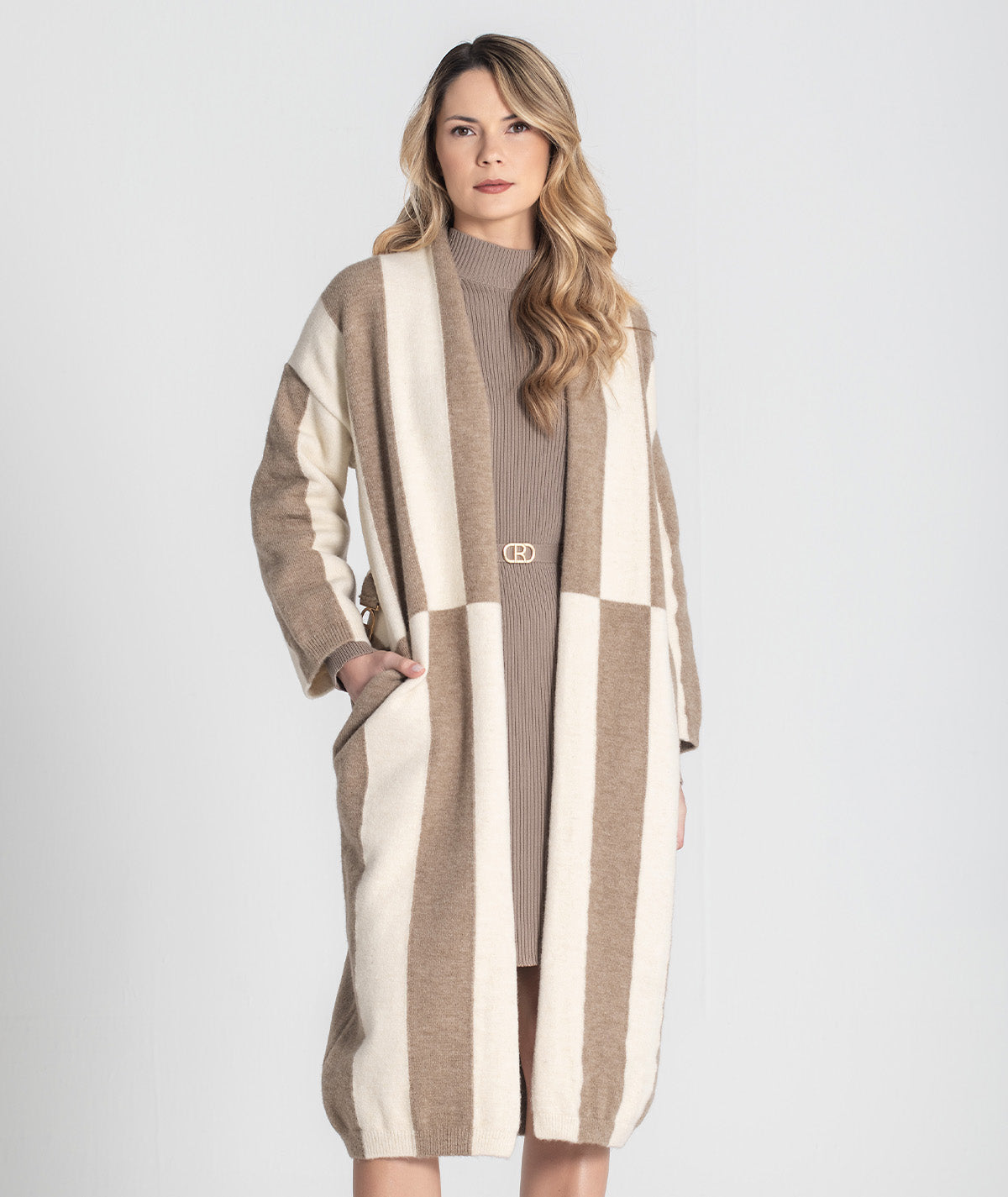 Casaco bicolor com cinto 3468