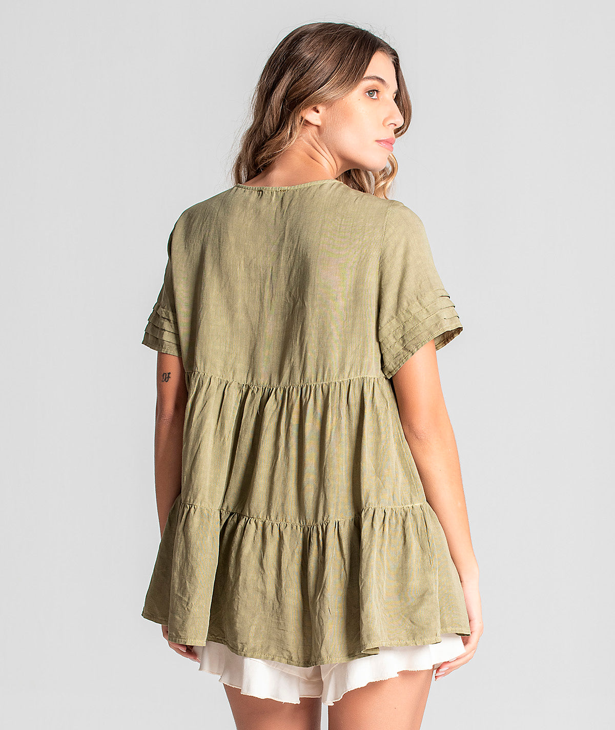 Blusa com detalhes no decote e mangas 6046