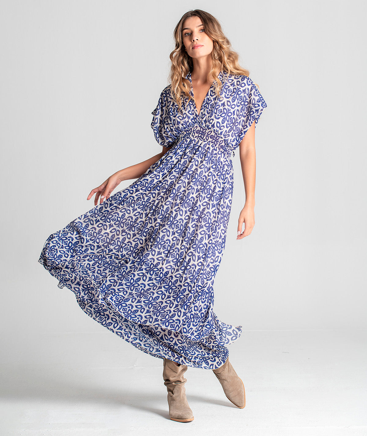 Vestido decote em V assimétrico com padrão 6066