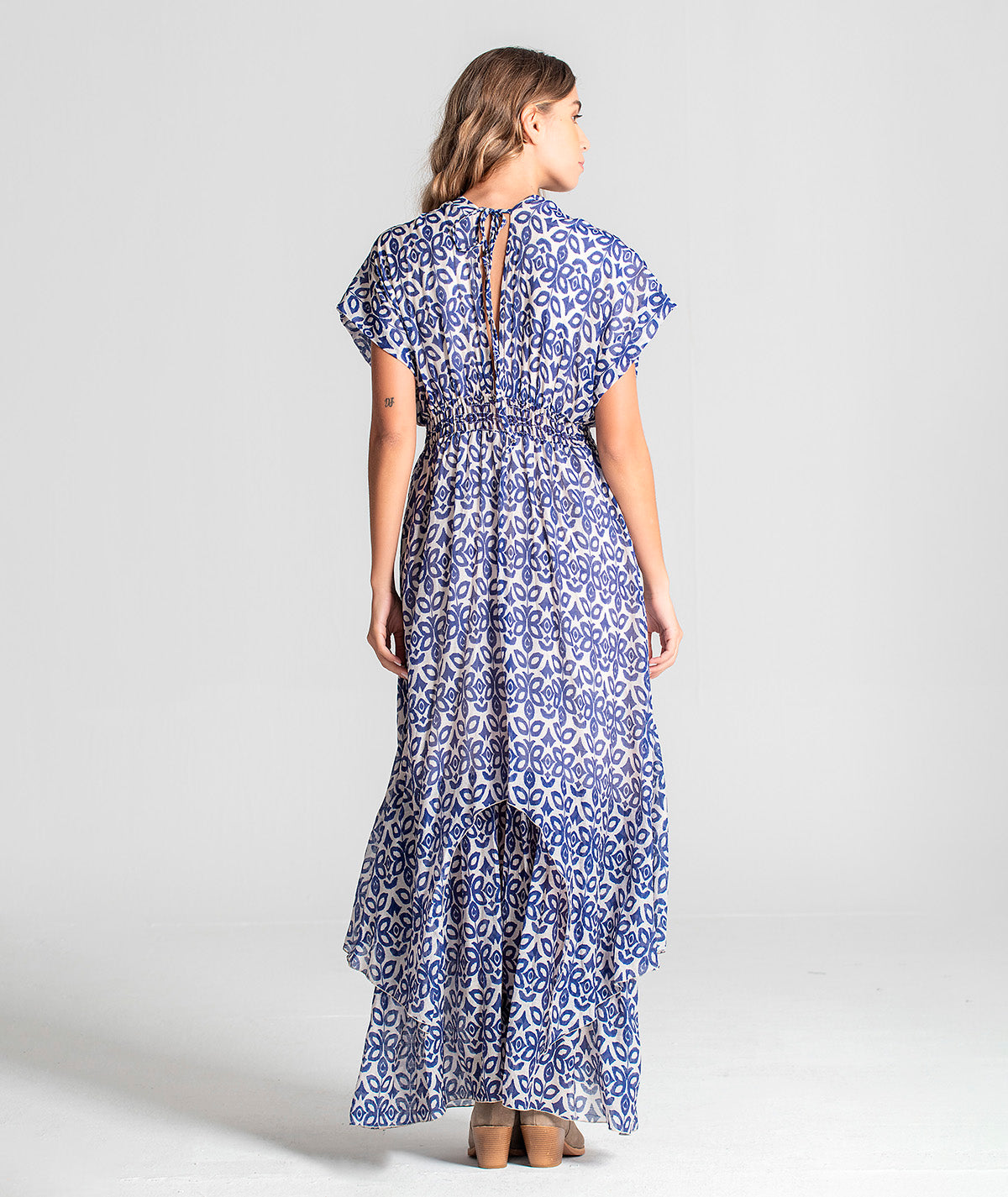 Vestido decote em V assimétrico com padrão 6066