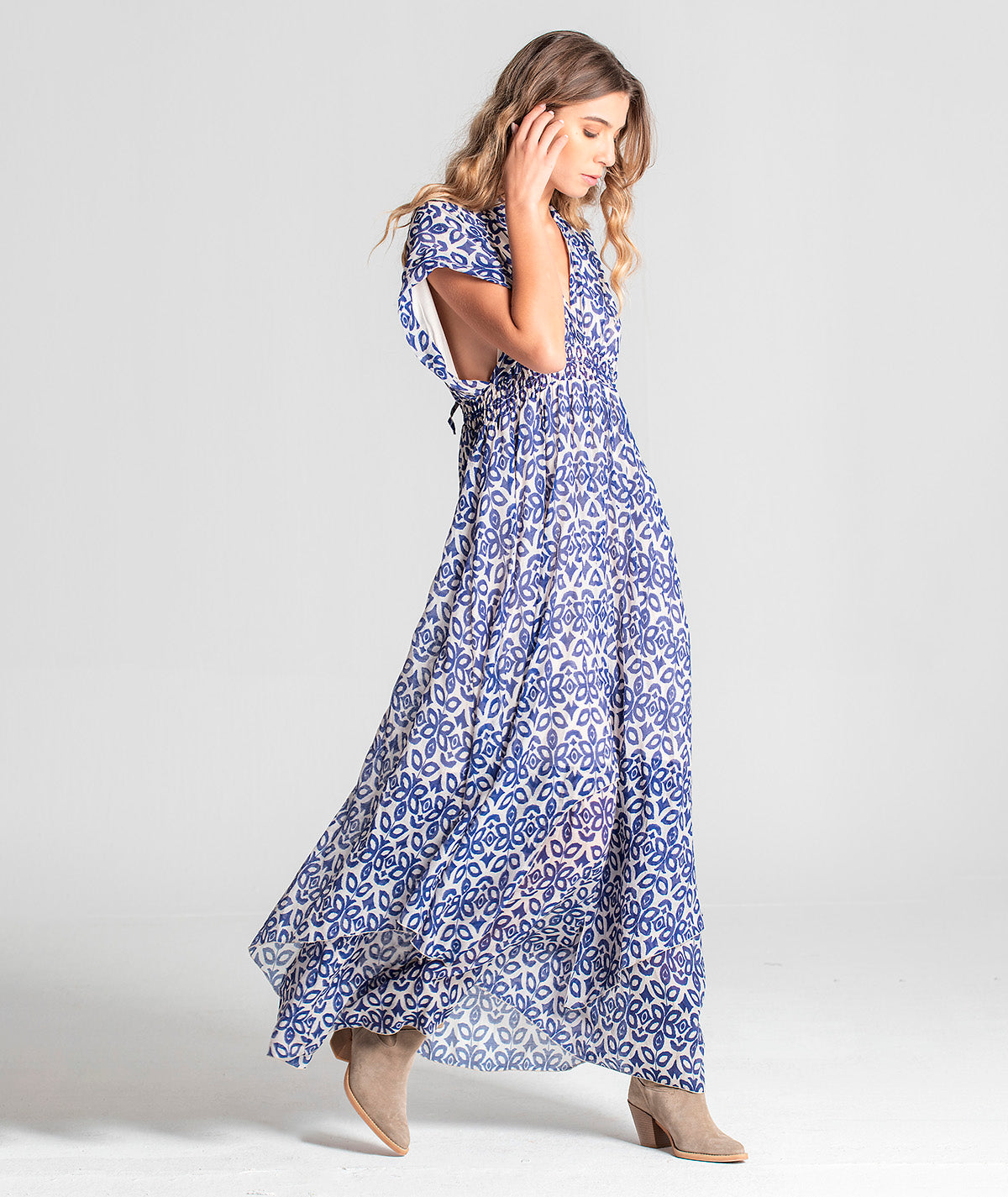Vestido decote em V assimétrico com padrão 6066