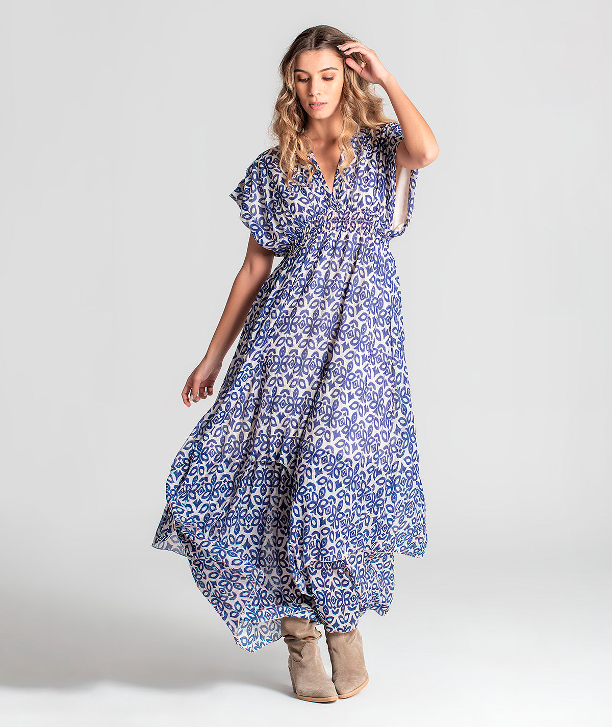 Vestido decote em V assimétrico com padrão 6066