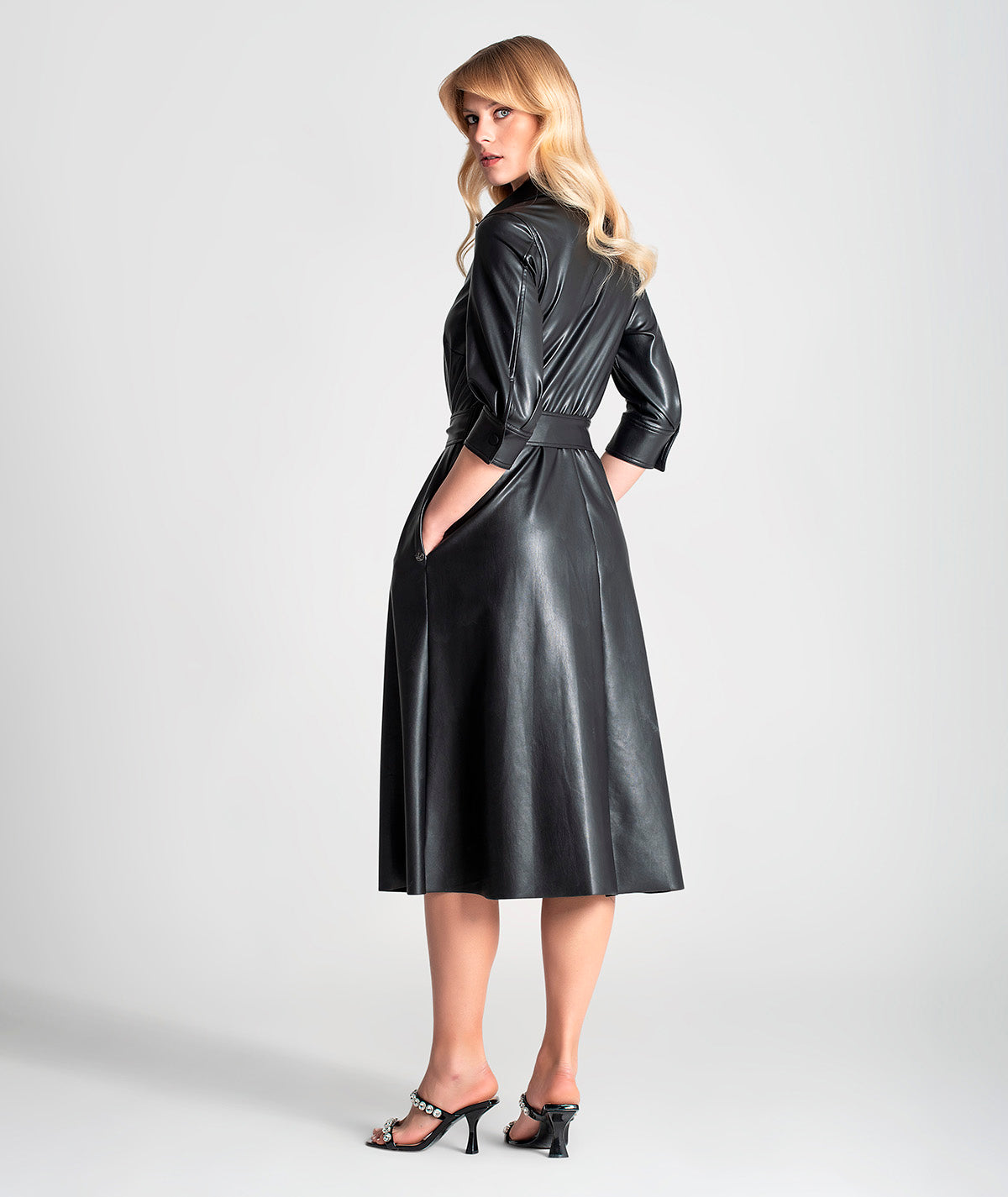 Vestido em napa com molas na frente 6126