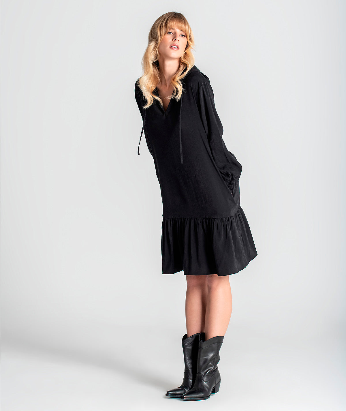 Vestido com capucho e folho no fundo 6130