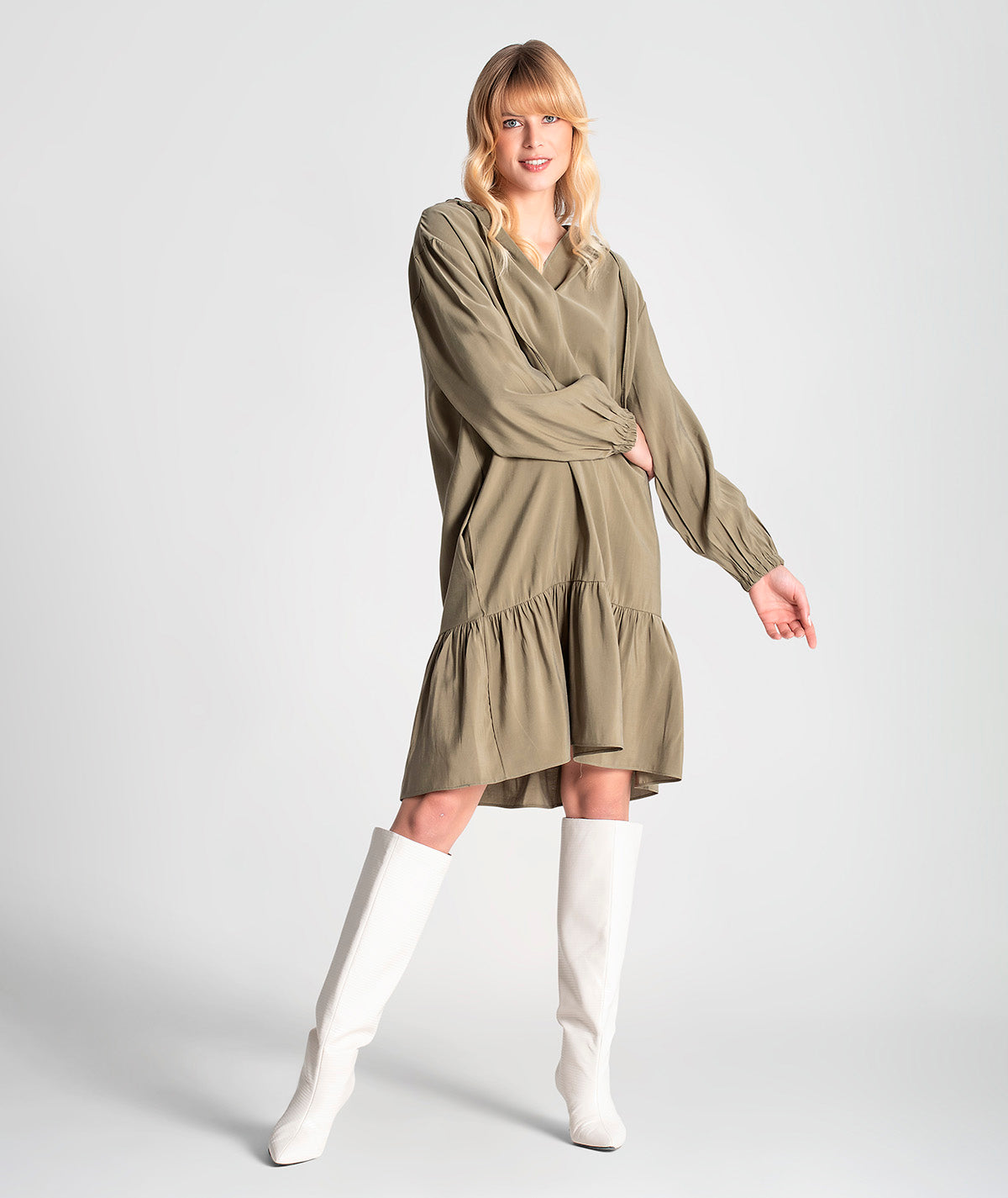 Vestido com capucho e folho no fundo 6130