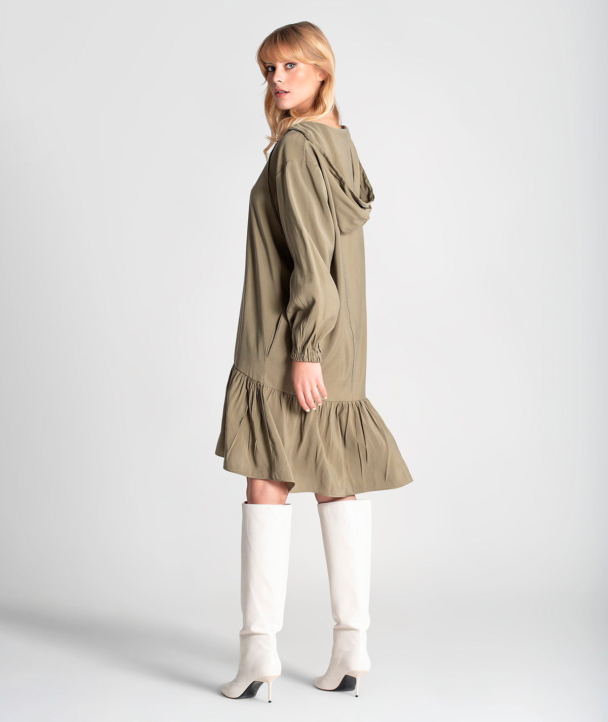 Vestido com capucho e folho no fundo 6130