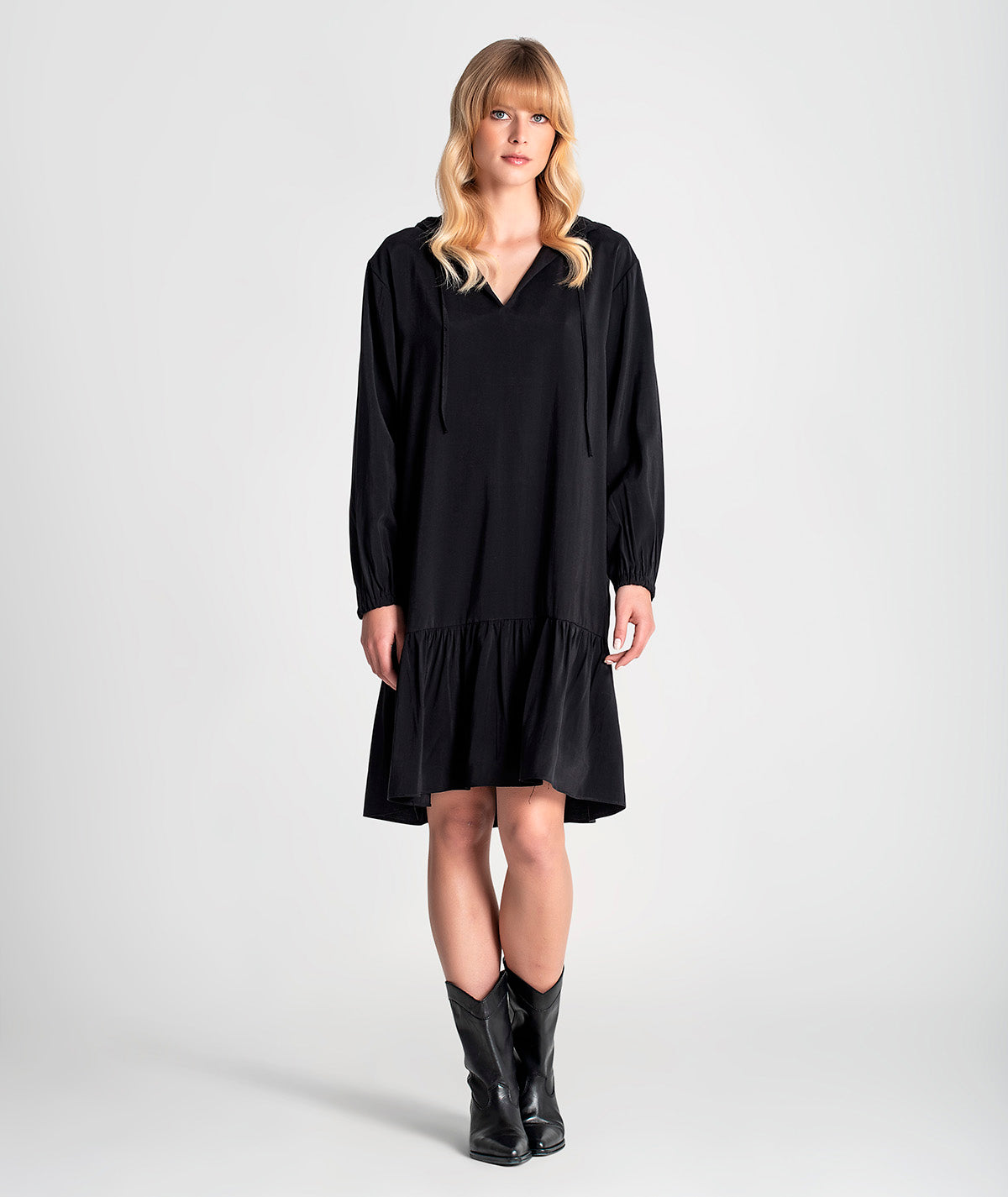 Vestido com capucho e folho no fundo 6130