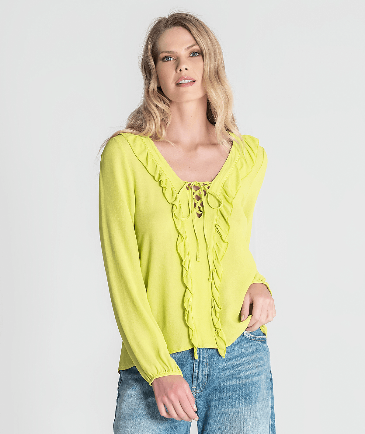 Blusa com folhos e atilhos no decote 6224