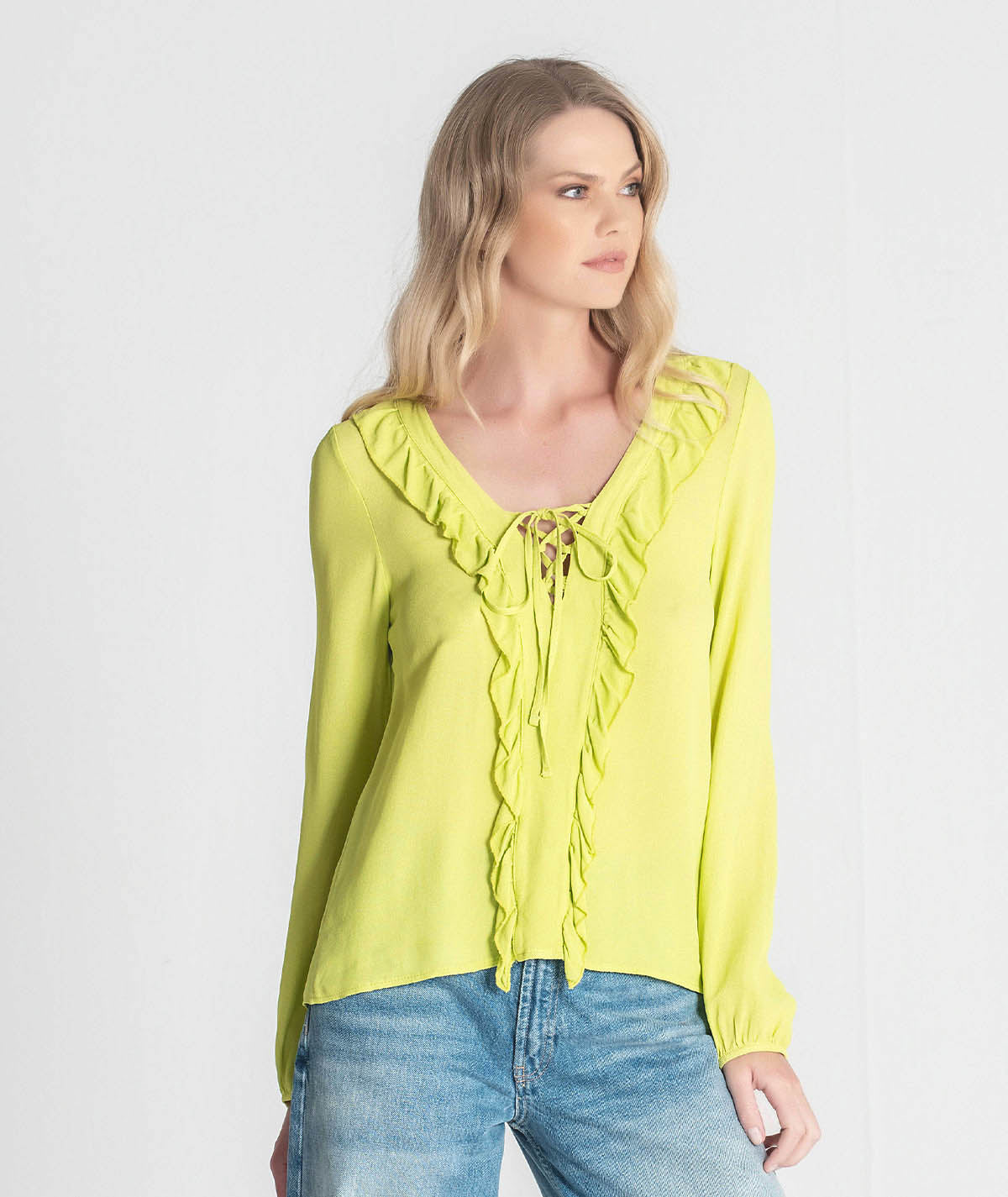 Blusa com folhos e atilhos no decote 6224