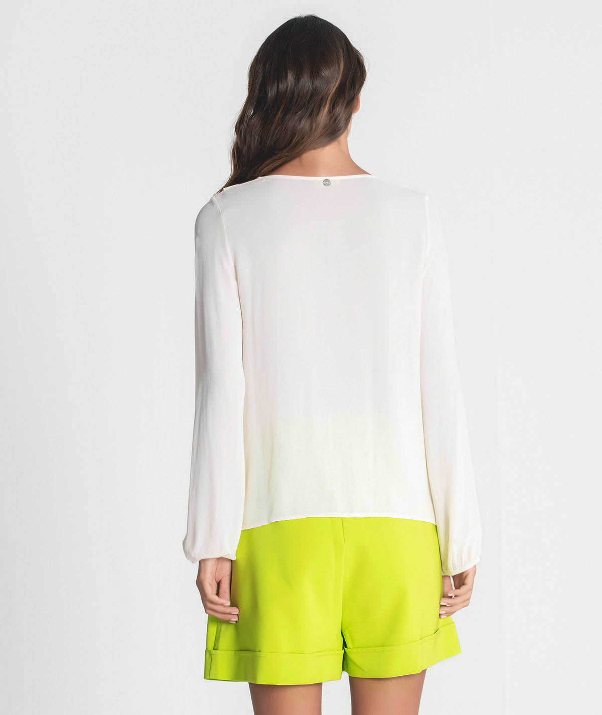 Blusa com folhos e atilhos no decote 6224
