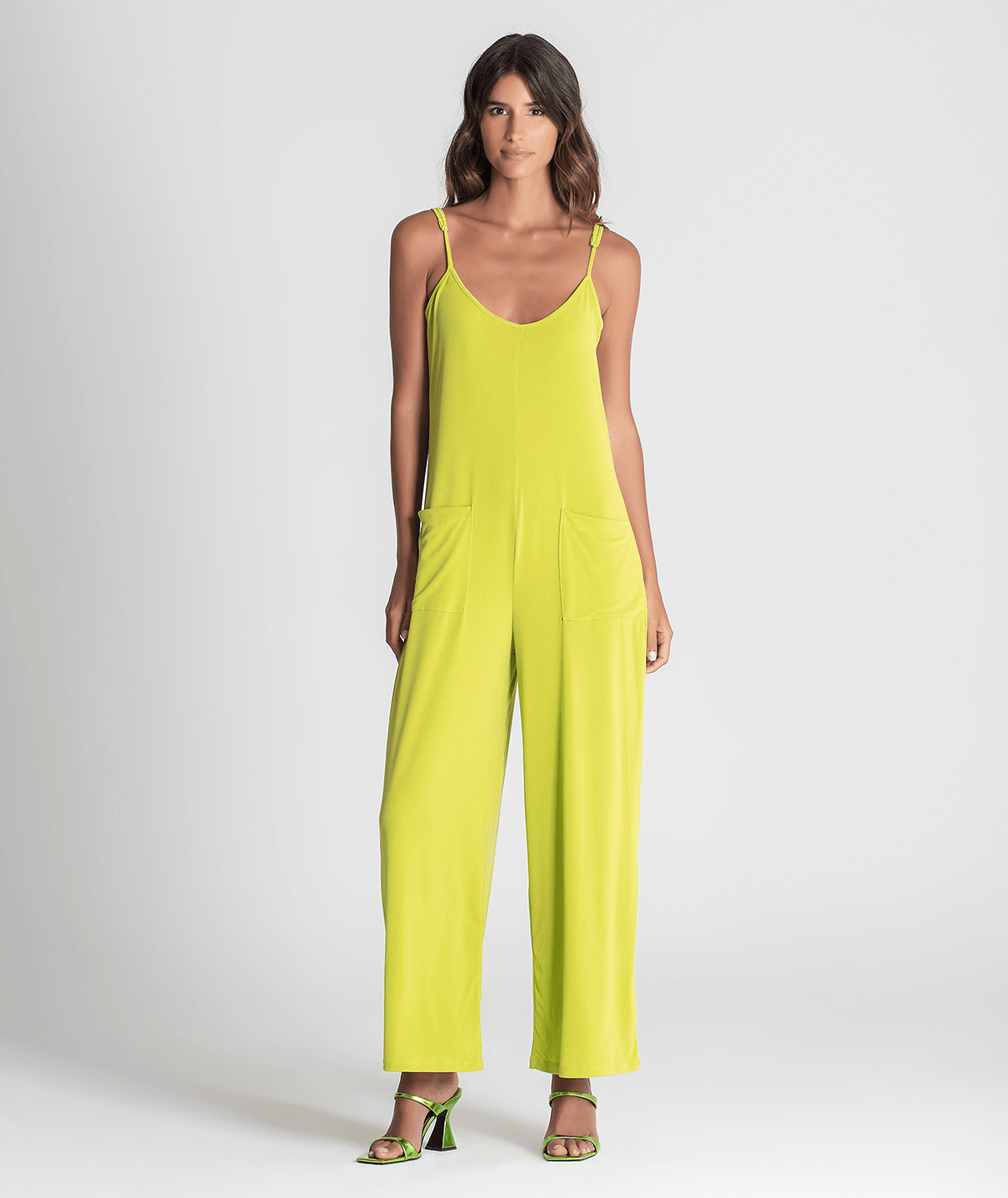 Macacão alças finas com bolsos na frente 6267