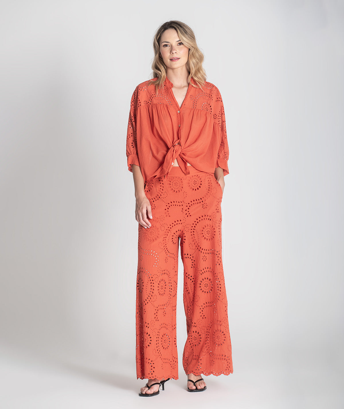 Blusa com bordado inglês 6391