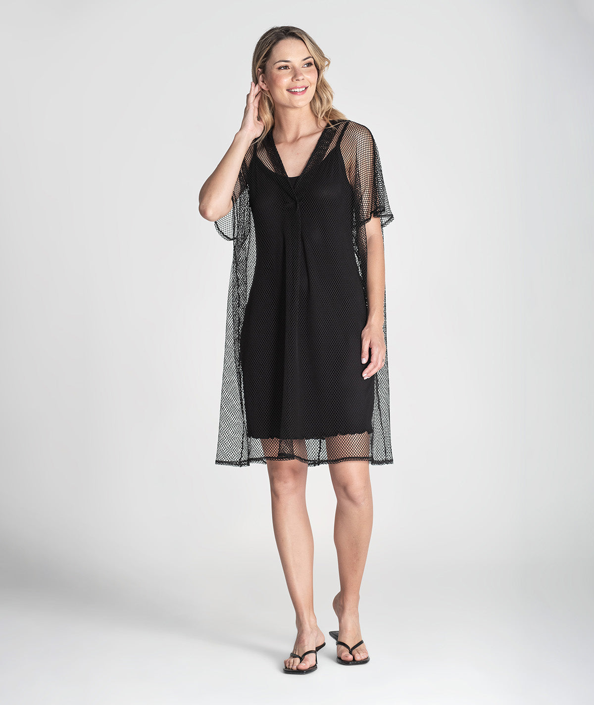 Vestido curto perfurado com forro 6415