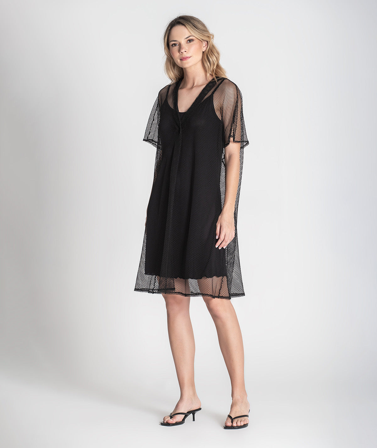 Vestido curto perfurado com forro 6415