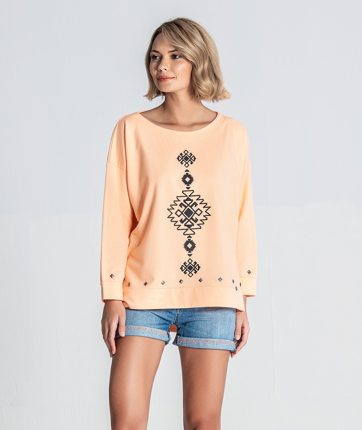 Sweater com bordado étnico F026