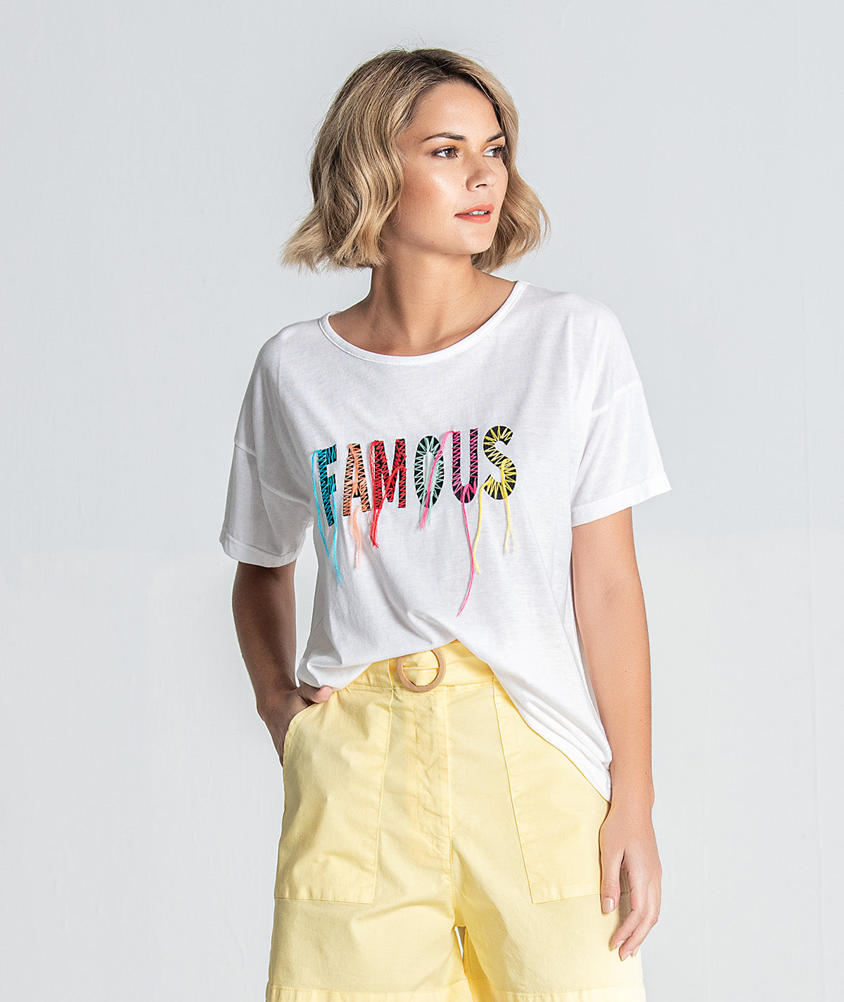T‐shirt com motivo FAMOUS T048