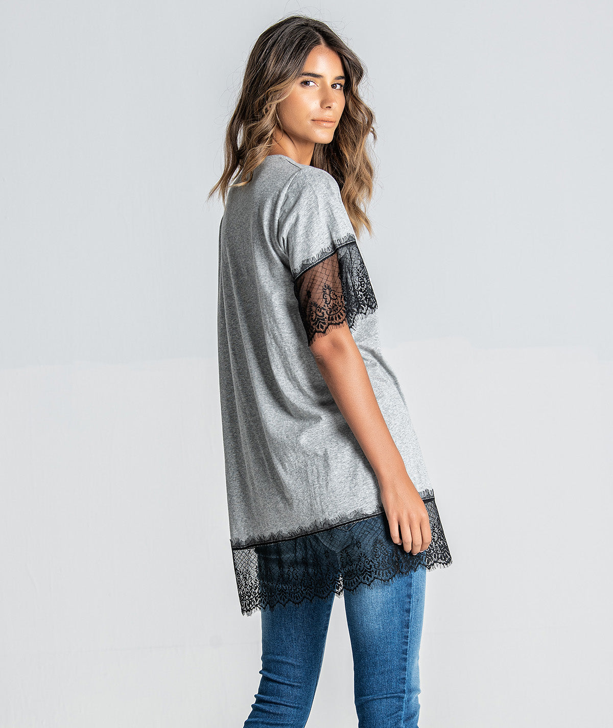 T‐shirt com aplicação renda T052