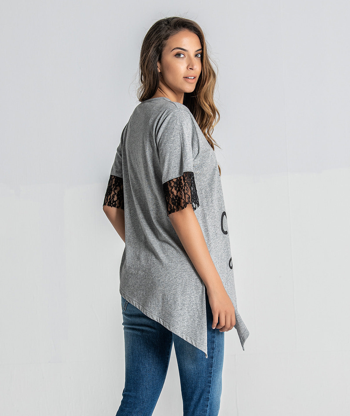T‐shirt assimétrica com estampado T053