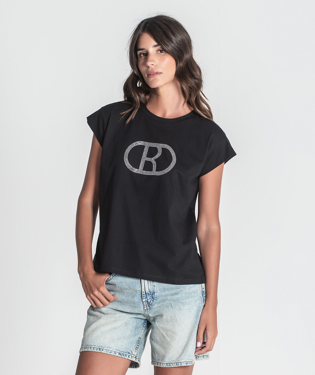 T-shirt com R em trasferes T084
