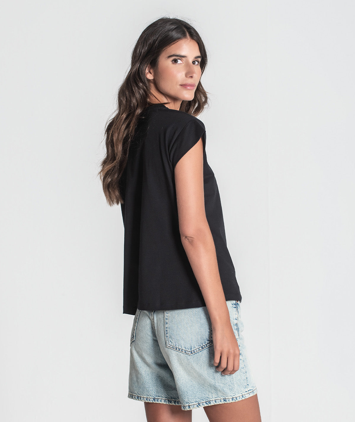 T-shirt com R em trasferes T084