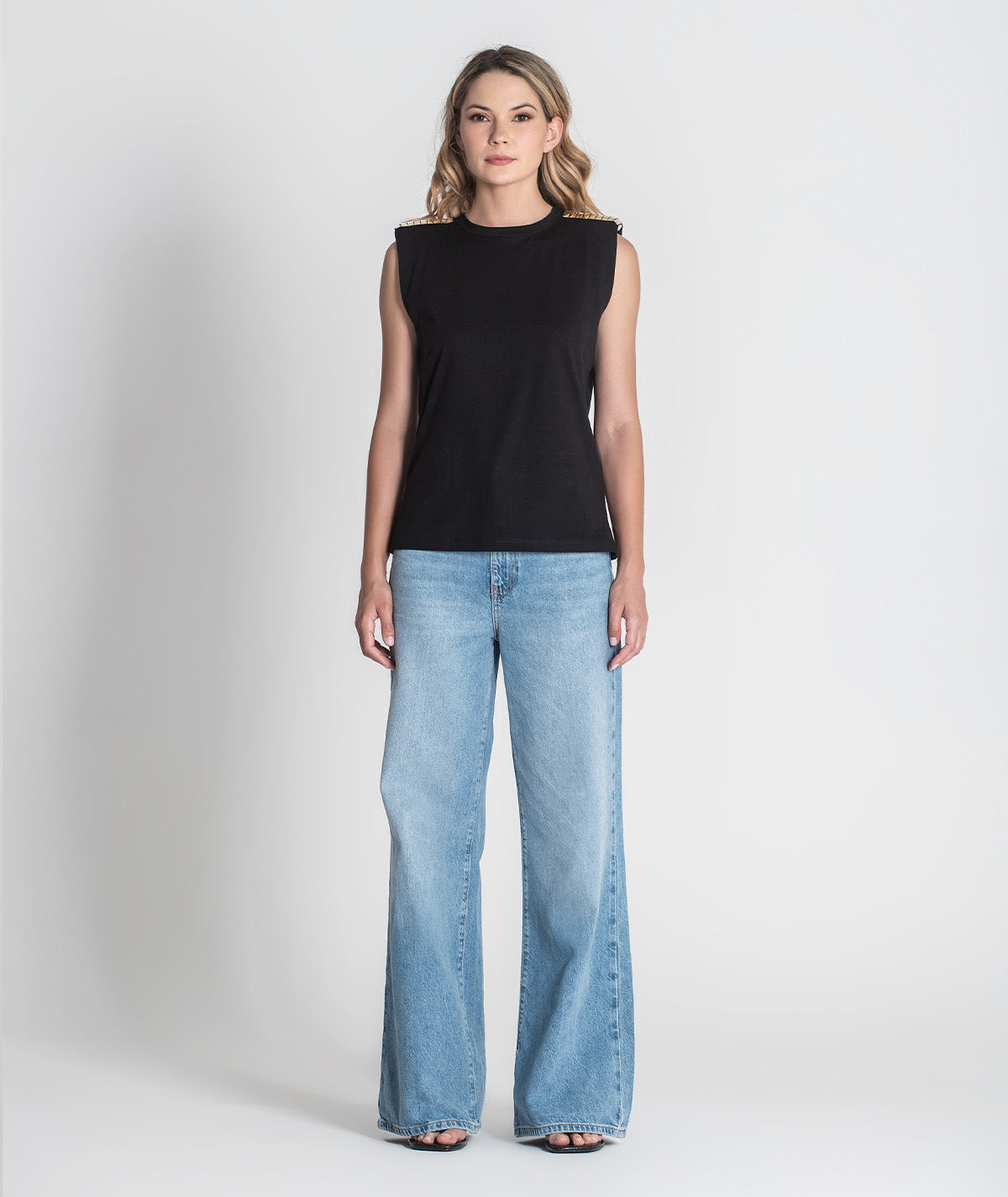 T-shirt com ombreiras e transferes dourados T085