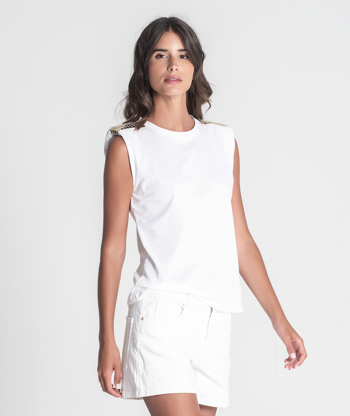 T-shirt com ombreiras e transferes dourados T085