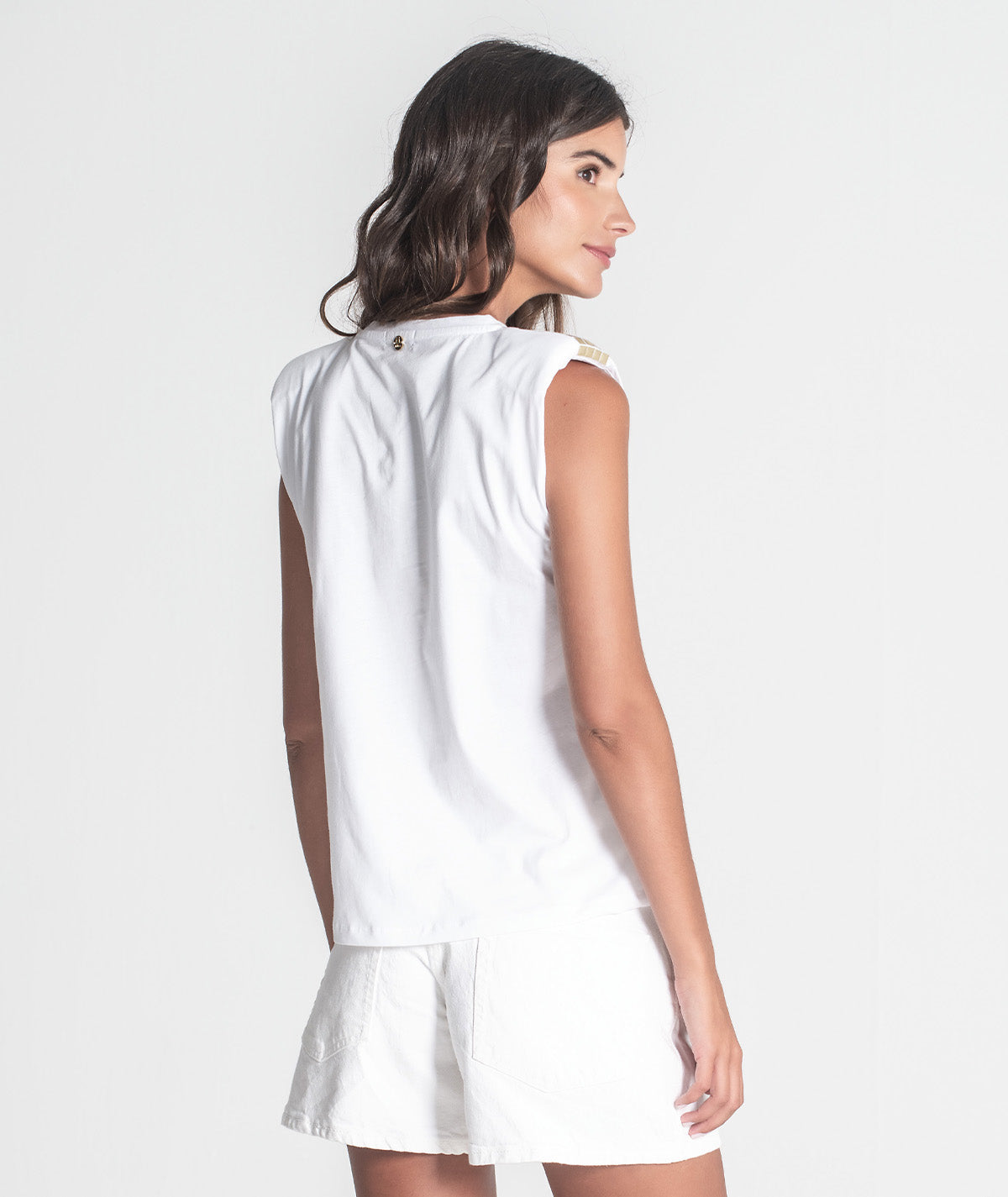 T-shirt com ombreiras e transferes dourados T085