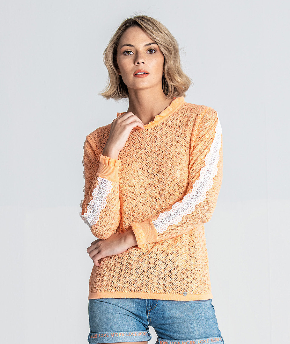 Camisola com aplicação de renda nas
mangas 1910