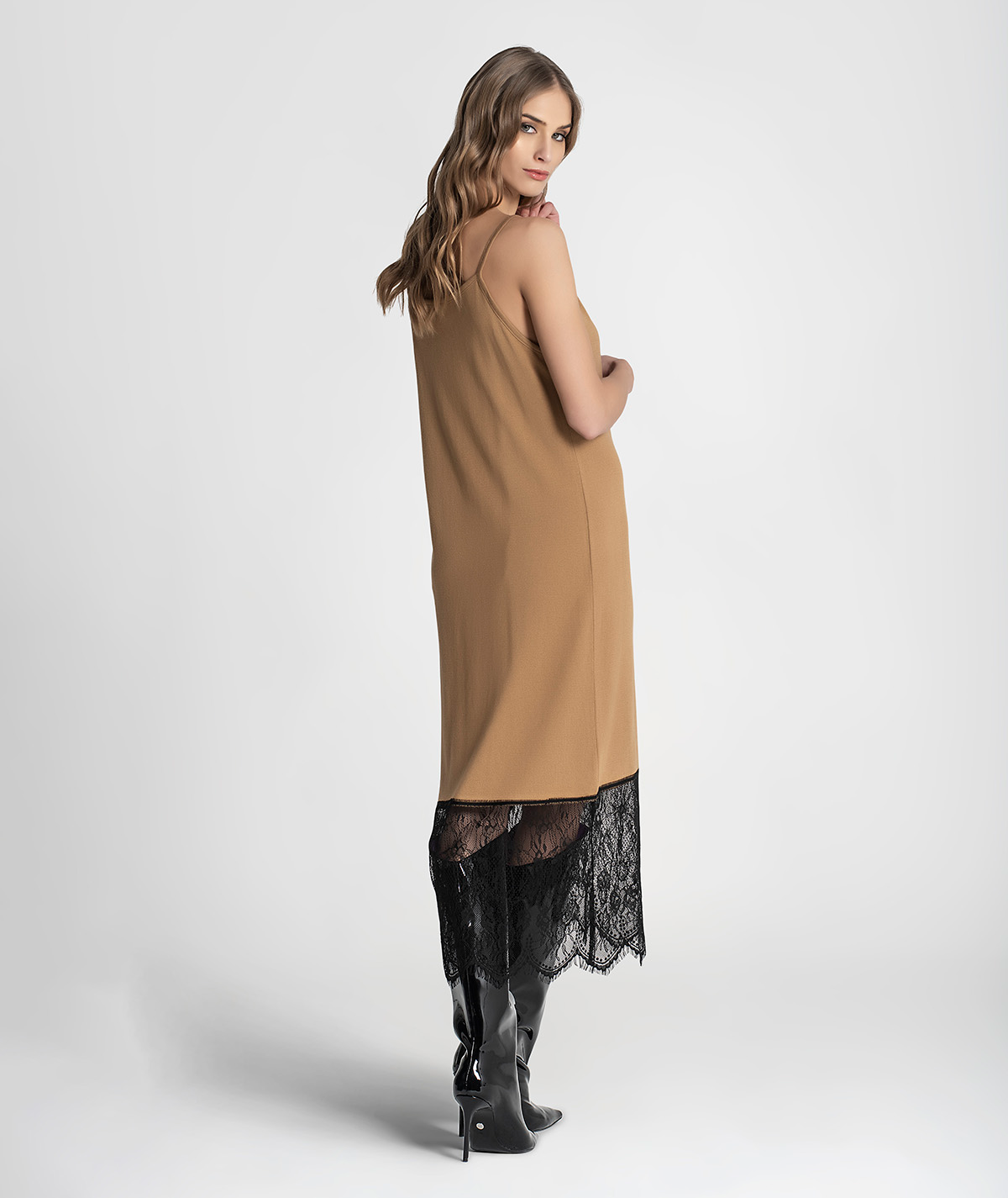 Vestido básico com renda no fundo 3106