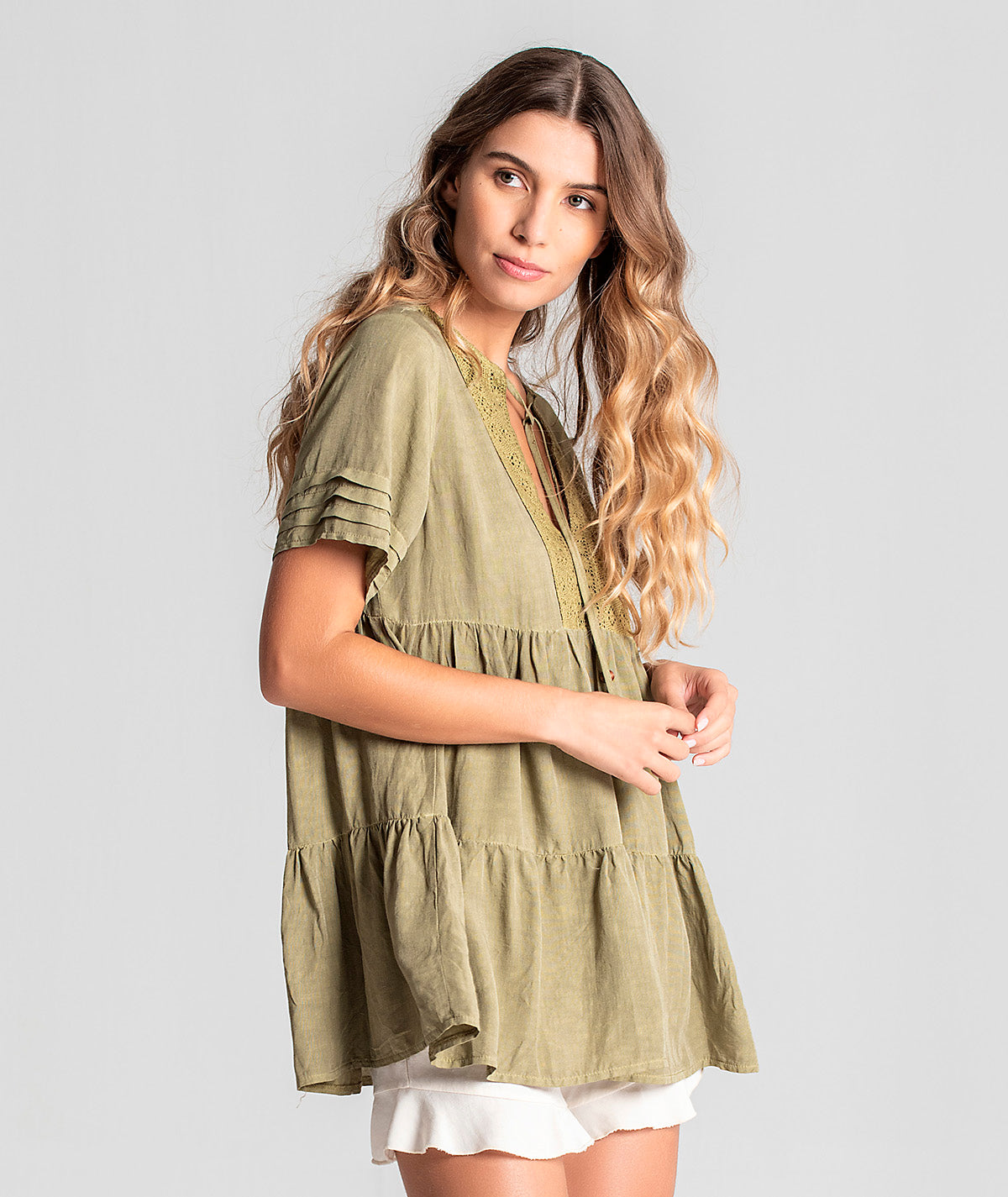 Blusa com detalhes no decote e mangas 6046