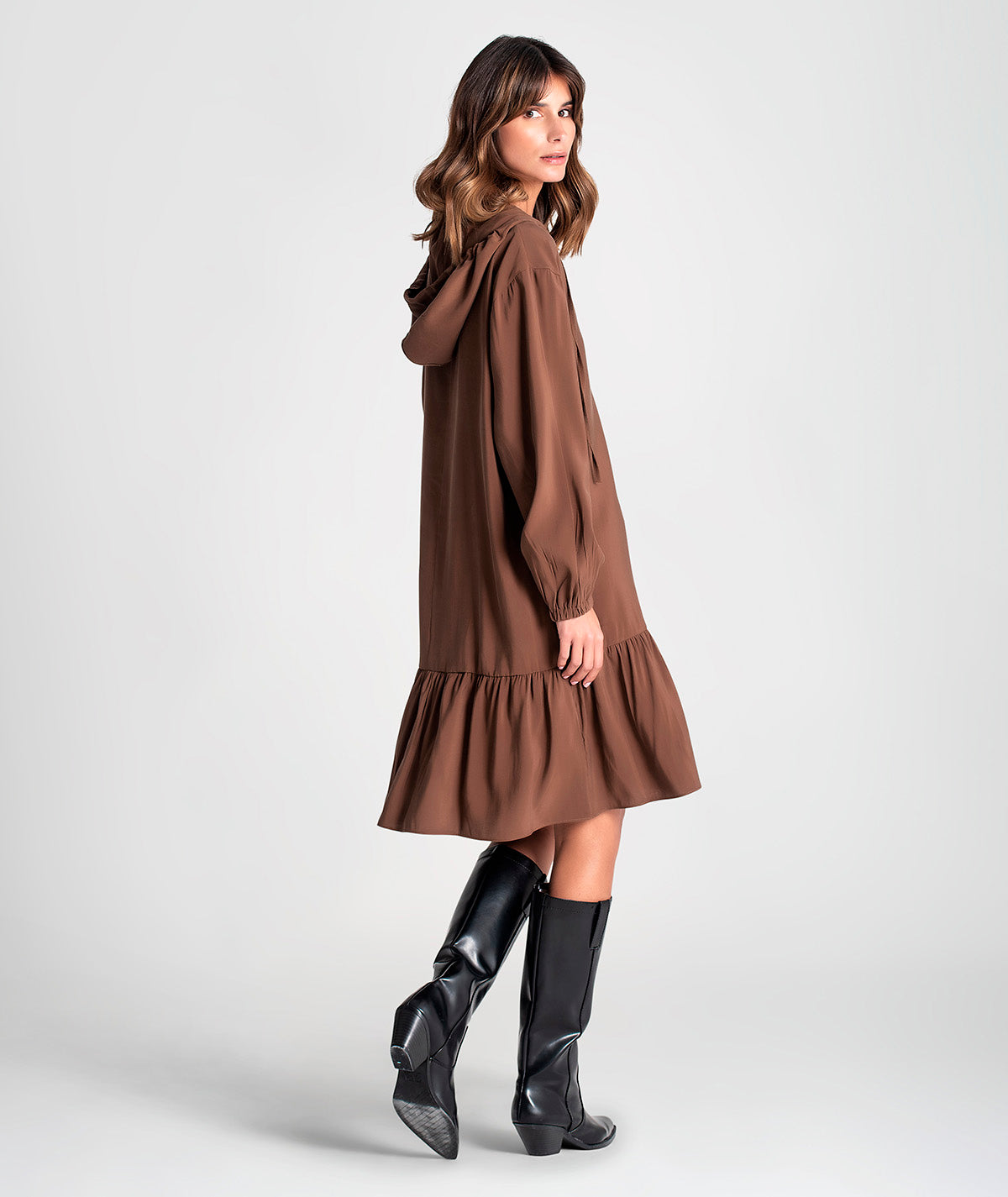 Vestido com capucho e folho no fundo 6130