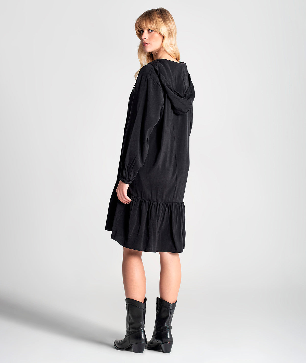 Vestido com capucho e folho no fundo 6130