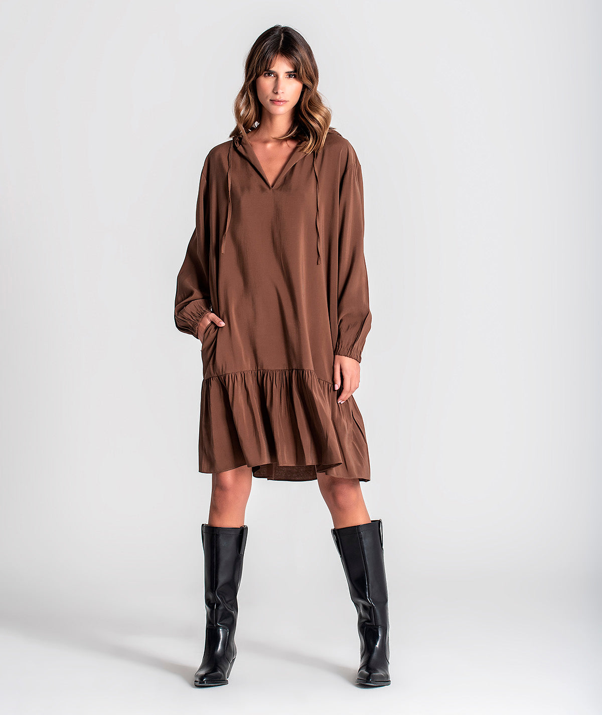 Vestido com capucho e folho no fundo 6130