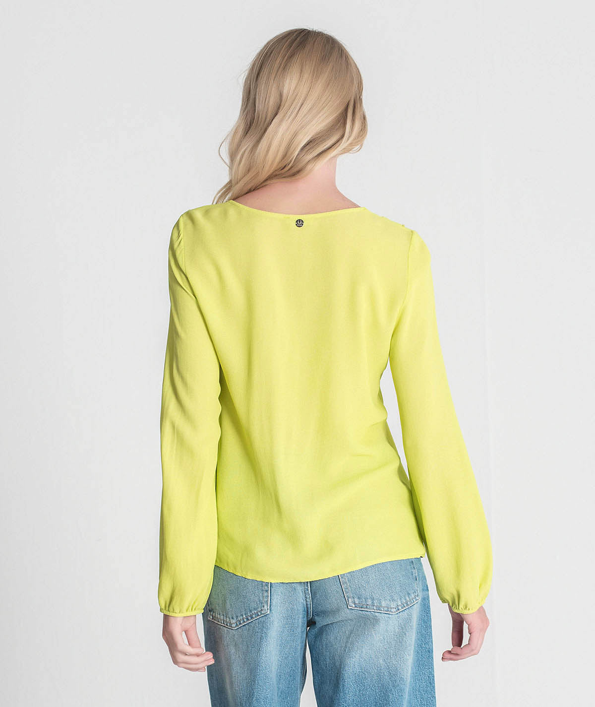 Blusa com folhos e atilhos no decote 6224