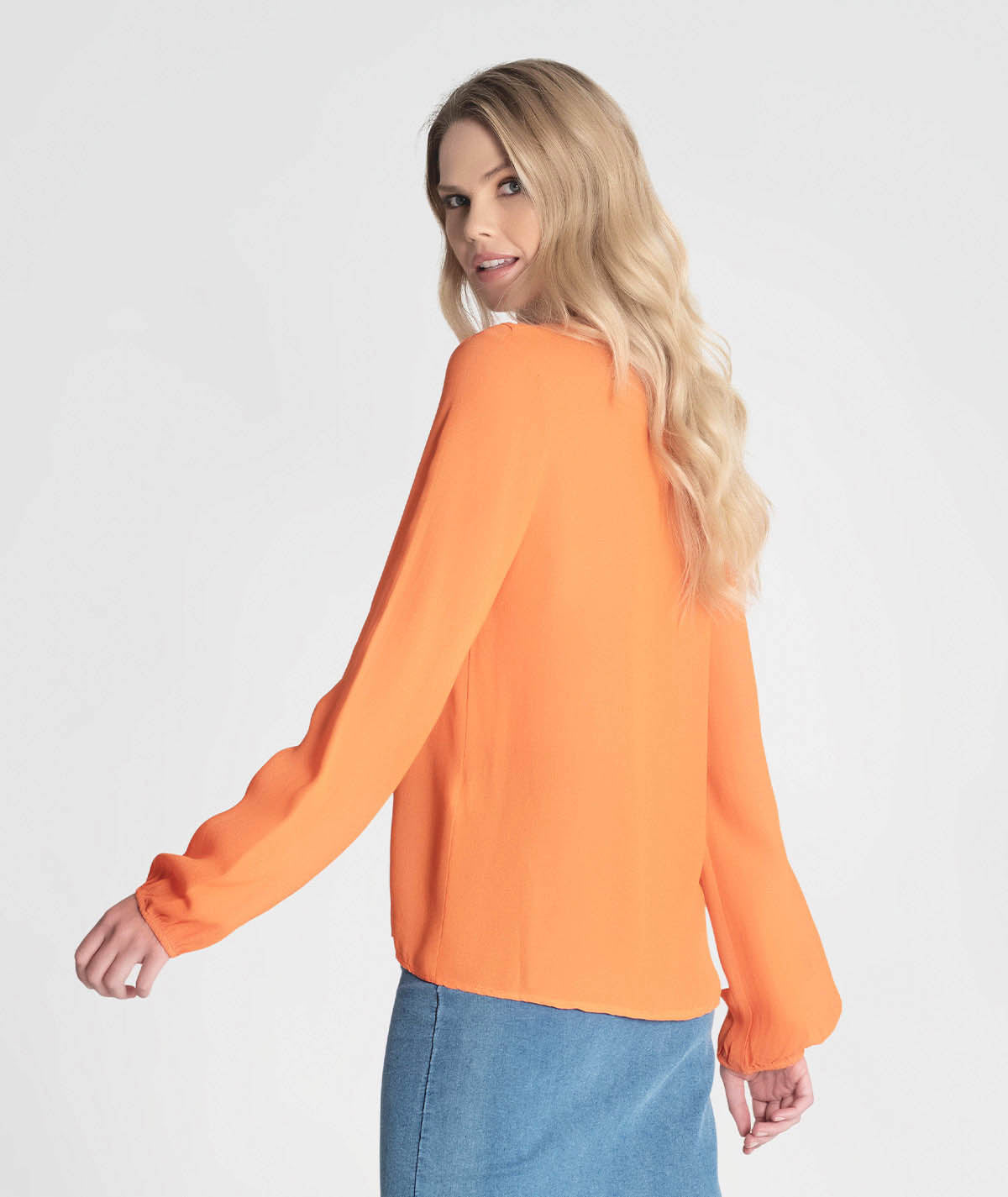 Blusa com folhos e atilhos no decote 6224