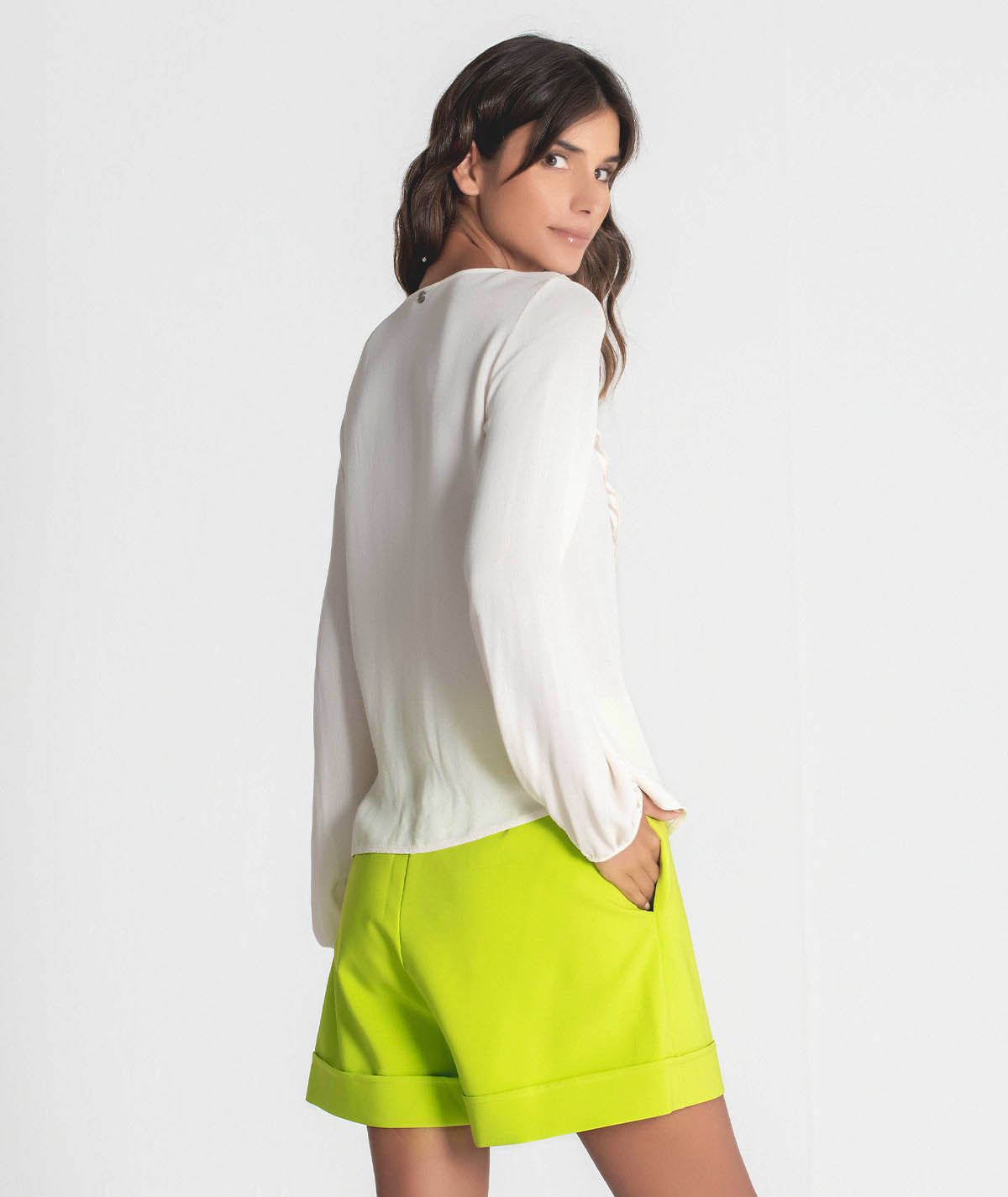 Blusa com folhos e atilhos no decote 6224