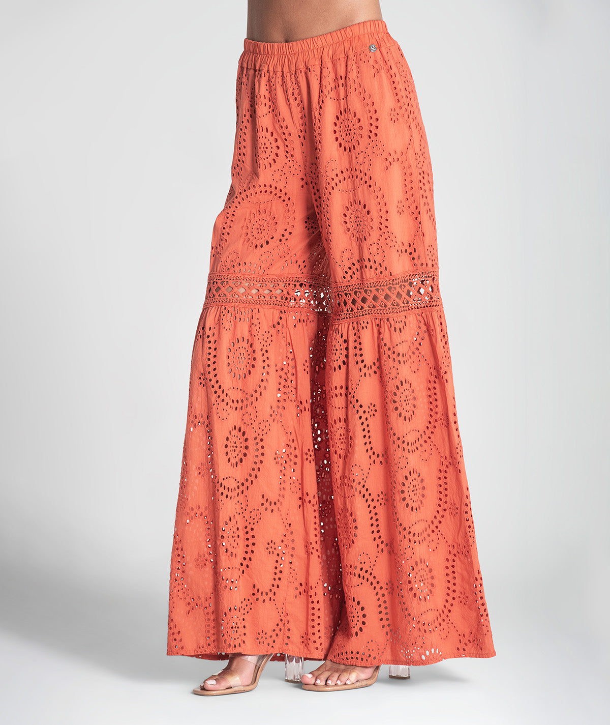 Calças boca de sino em bordado inglês 6393