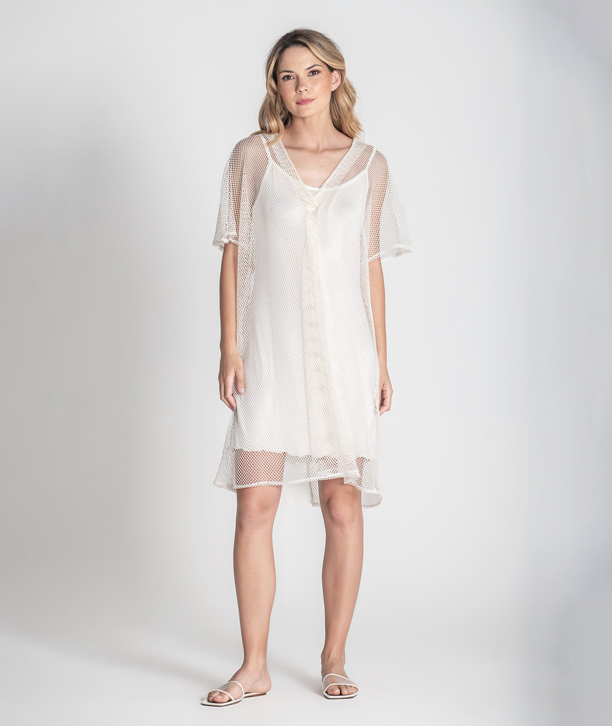 Vestido curto perfurado com forro 6415