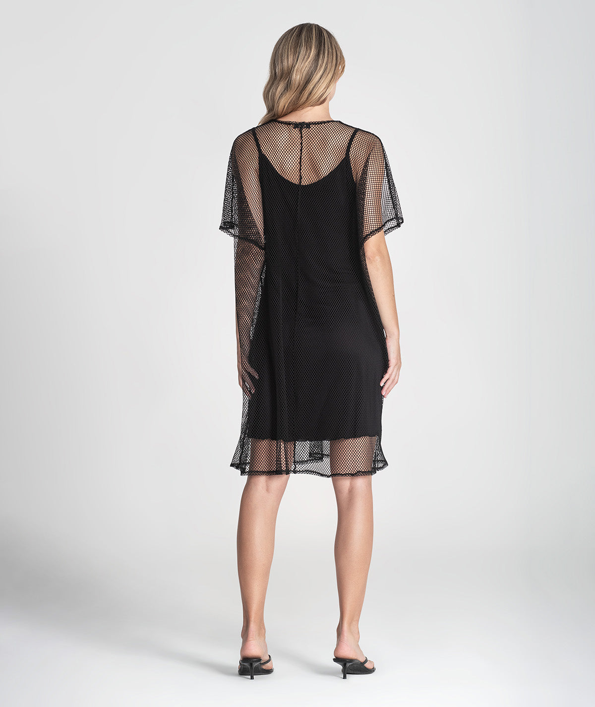 Vestido curto perfurado com forro 6415