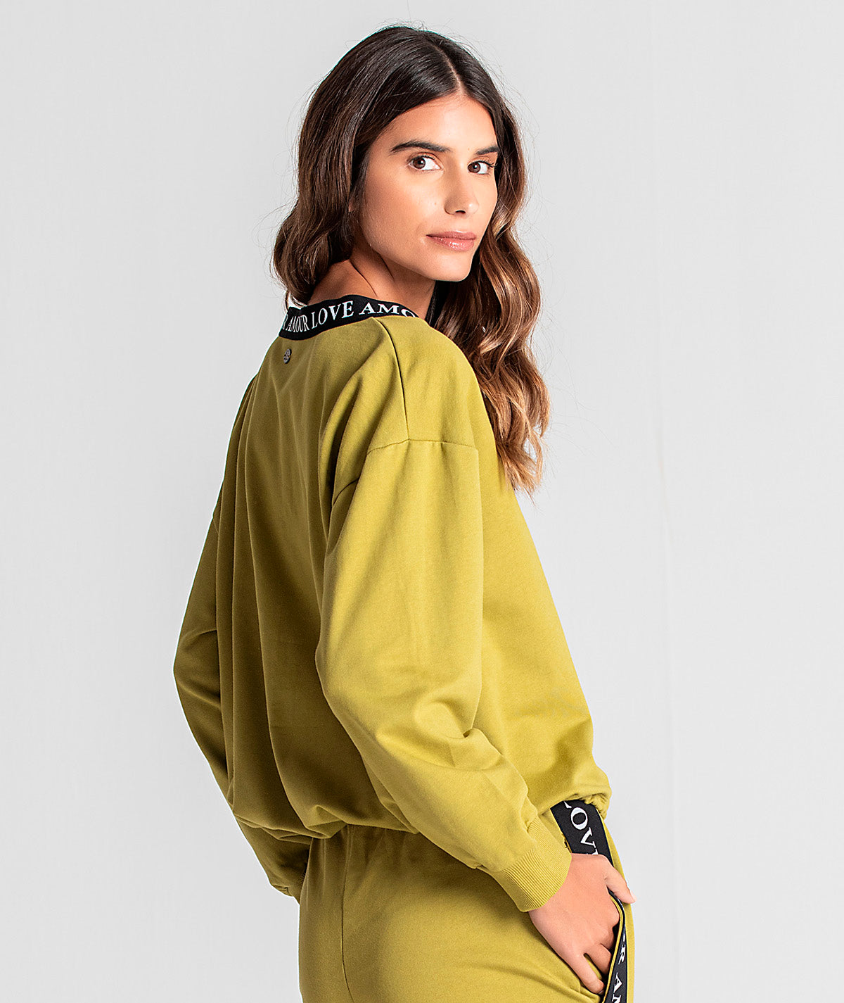 Sweater em felpa com elástico love F045