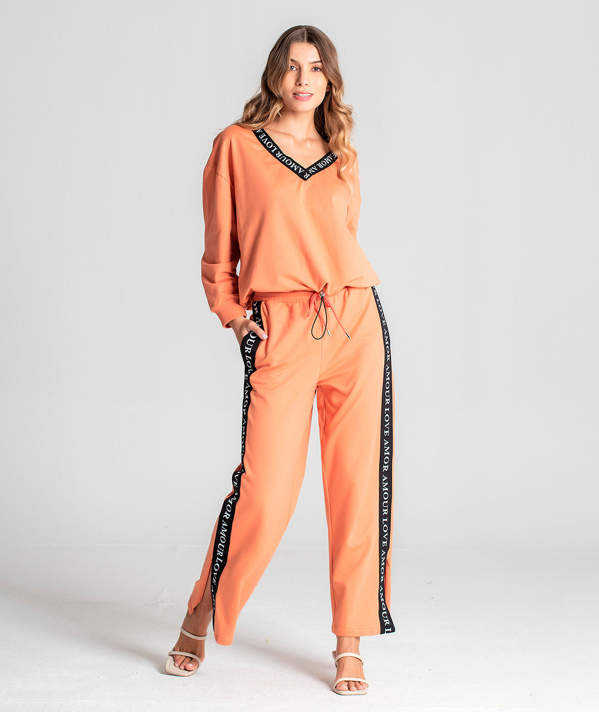 Sweater em felpa com elástico love F045