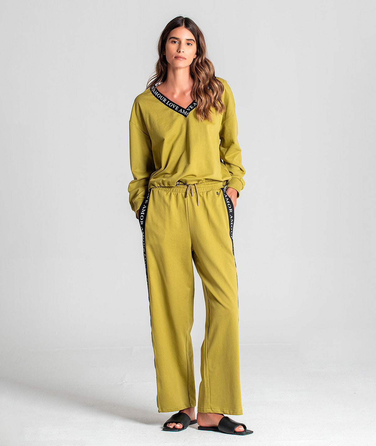 Sweater em felpa com elástico love F045