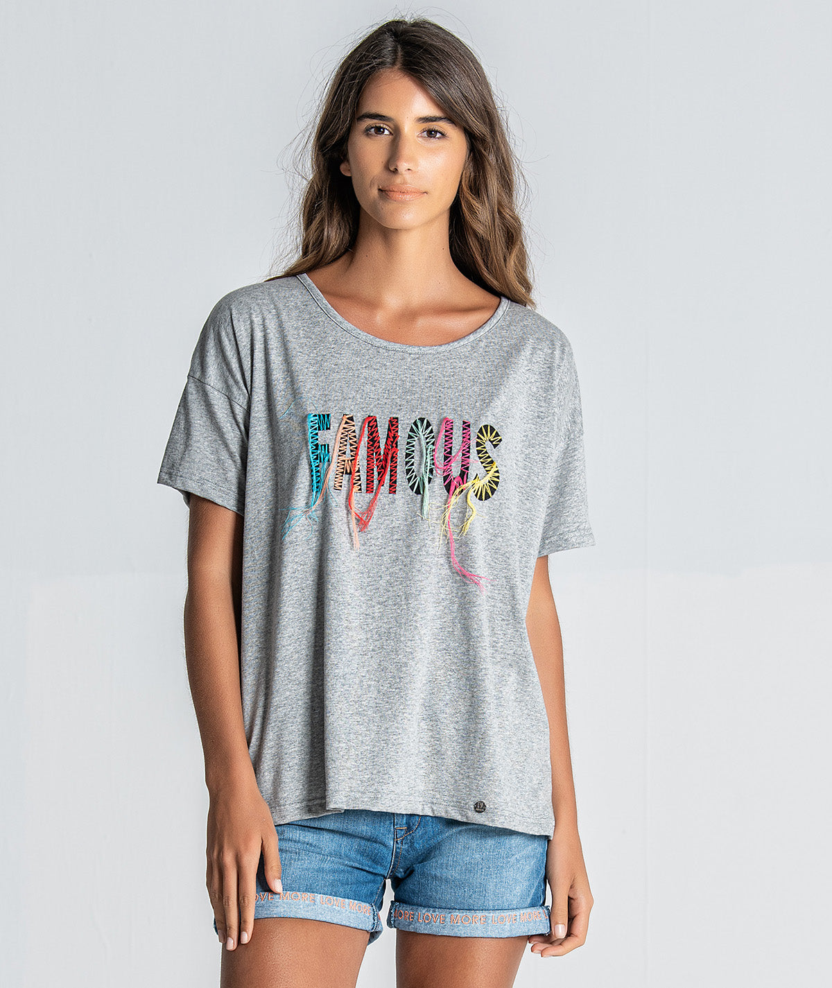 T‐shirt com motivo FAMOUS T048
