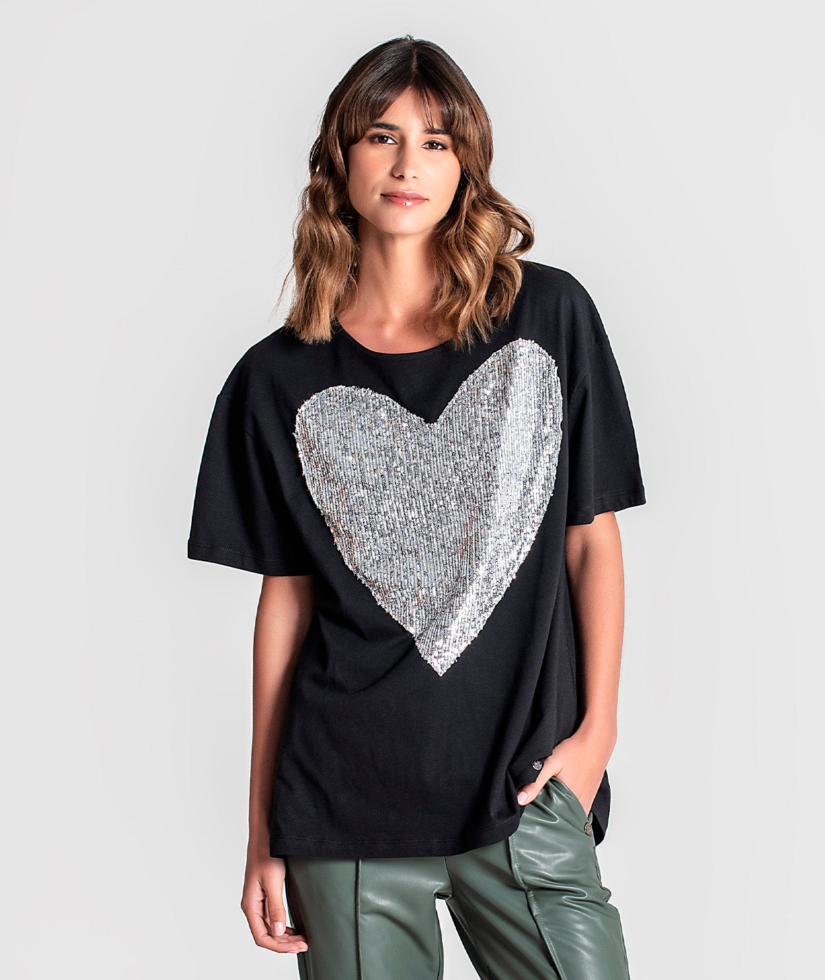 T-shirt com coração em lantejoulas T072