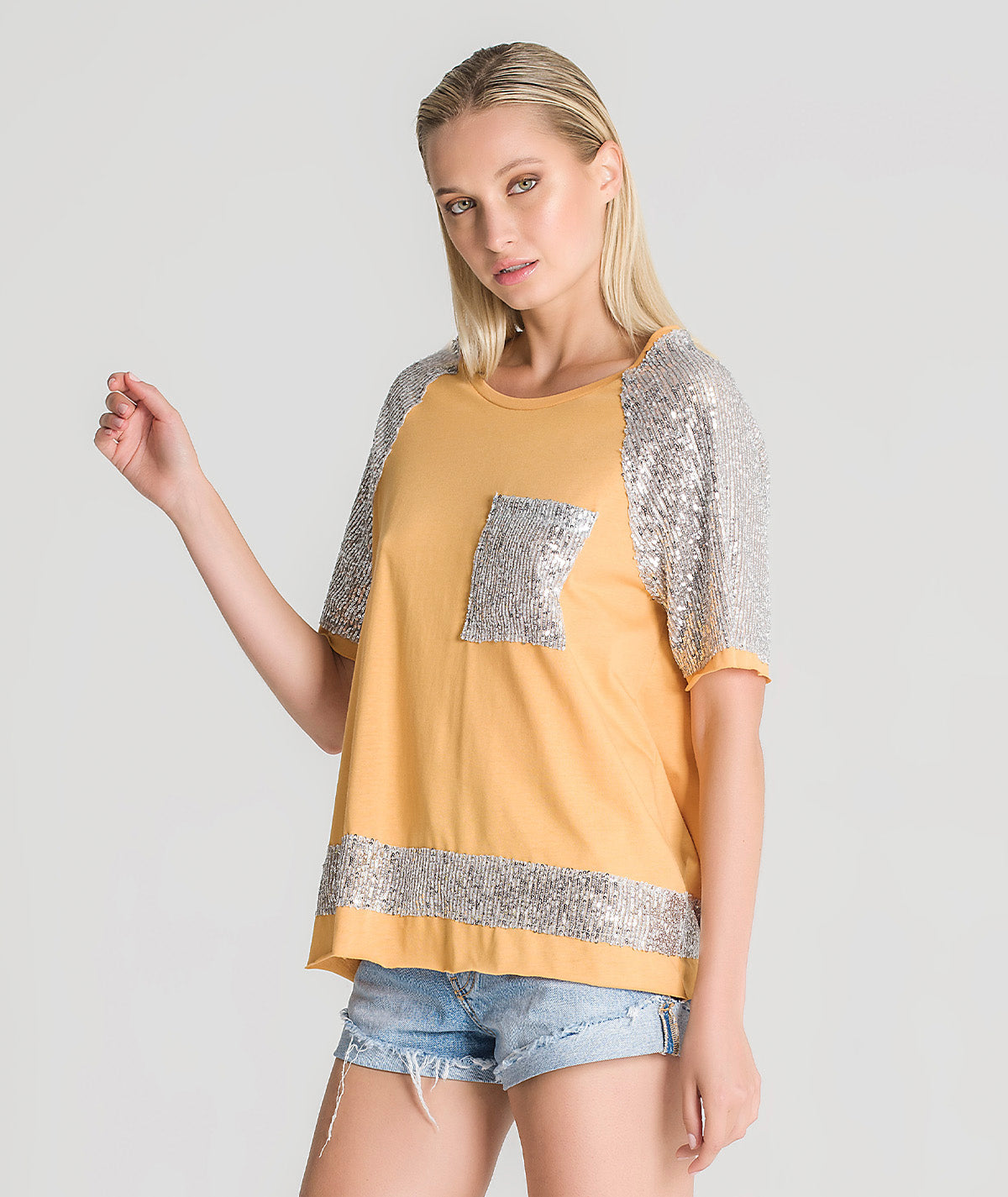 T‐shirt com mangas e detalhes em lantejoulas T075